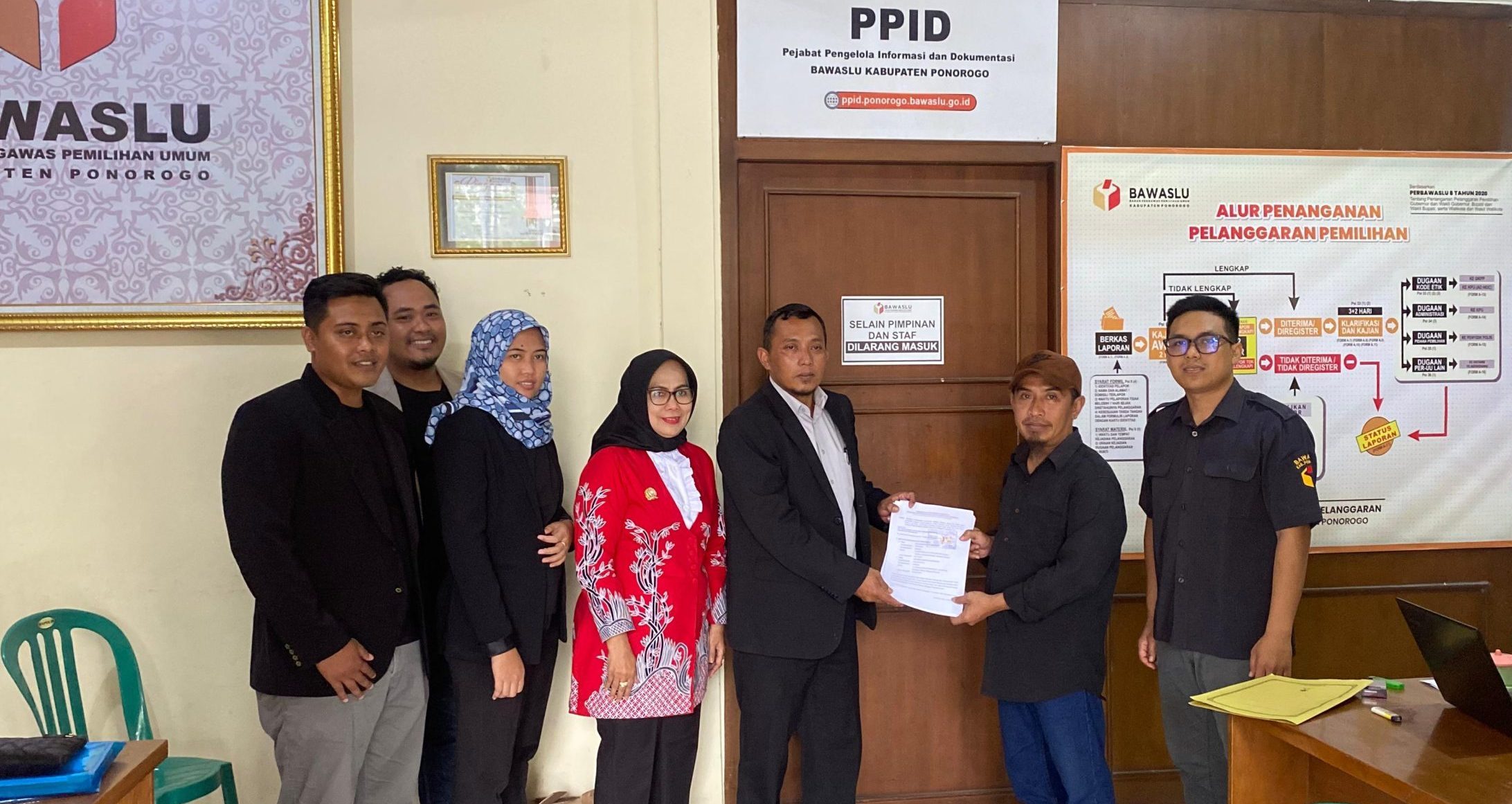 im Kuasa Hukum Paslon 1 Ajukan Permohonan ke Bawaslu Agar KPU Cabut dan Batalkan Penetapan Paslon Sugiri-Lisdyarita Karena Dinilai Melanggar Undang-undang
