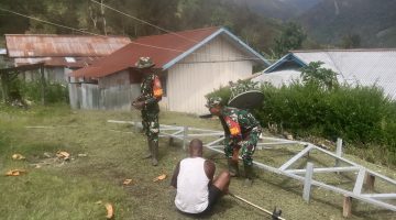 Babinsa Beoga Bersama Warga Milawak Gelar Aksi Bersih-Bersih Puskesmas